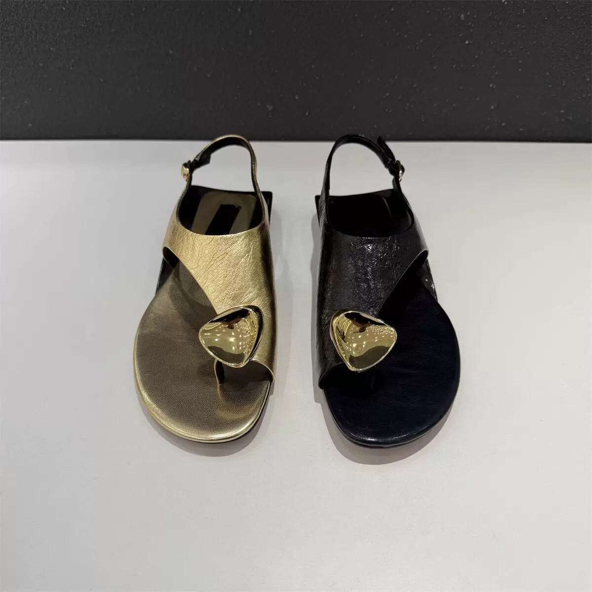 Thong Flat Sandal - Damskie metaliczne sandały na płaskiej podeszwie