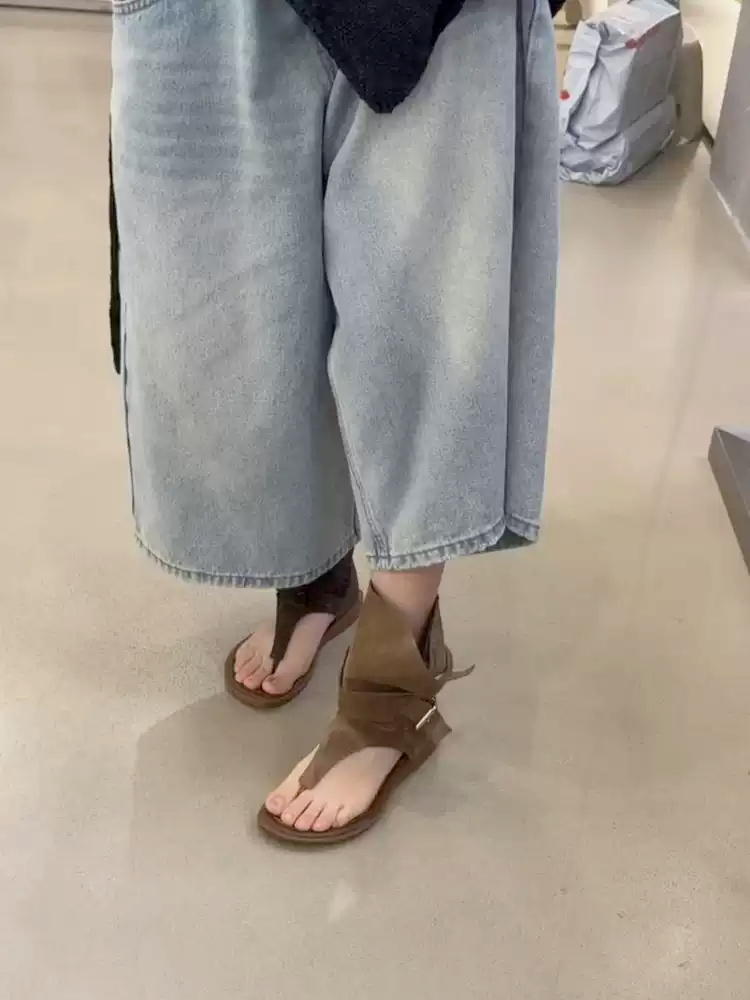 Sandały japonki z szeroką chol – Thong Flat Sandal recenzja i cena
