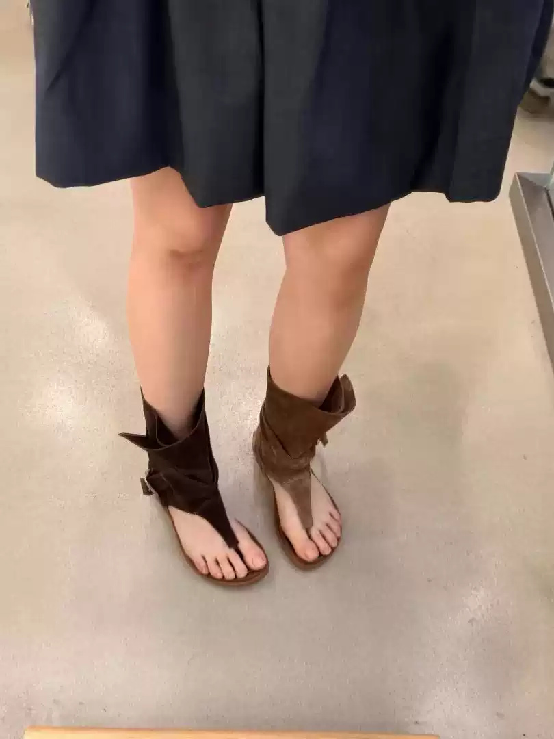 Sandały japonki z szeroką chol – Thong Flat Sandal recenzja i cena